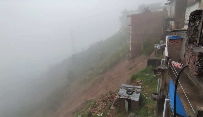 पहिरोको कारण खोड्पेका सात घर उच्च जोखिममा