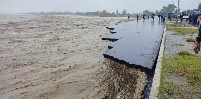 महाकाली नदीको बाढीले खतराको सतह नाघ्यो, पहुँच मार्ग भत्कायो