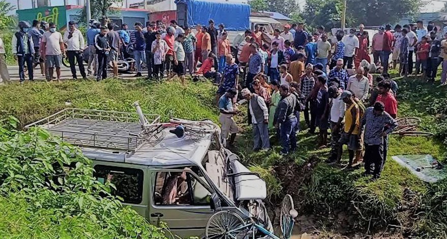 कैलालीमा विङ्गर र मोटरसाइकल ठोक्किँदा १२ जना घाइते
