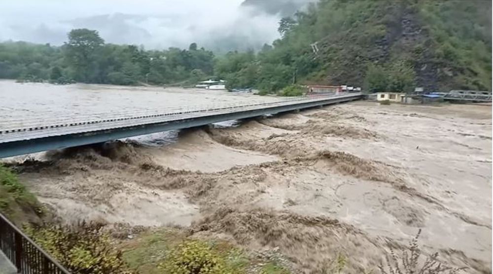सेतीमा पानीको बहाव पुलमाथि पुग्न थाल्यो, उर्लियो महाकाली