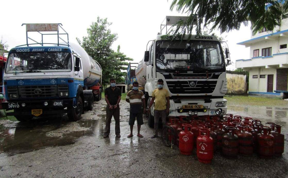 बुलेटबाट सिलिण्डरमा ग्यास भरेर बेच्ने तीन पक्राउ