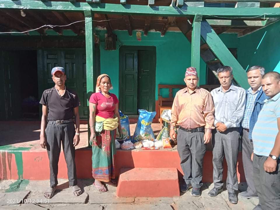 पत्रकार गौतमद्धारा गरिब तथा दलित परिवारलाई खाद्यान्न सहयोग