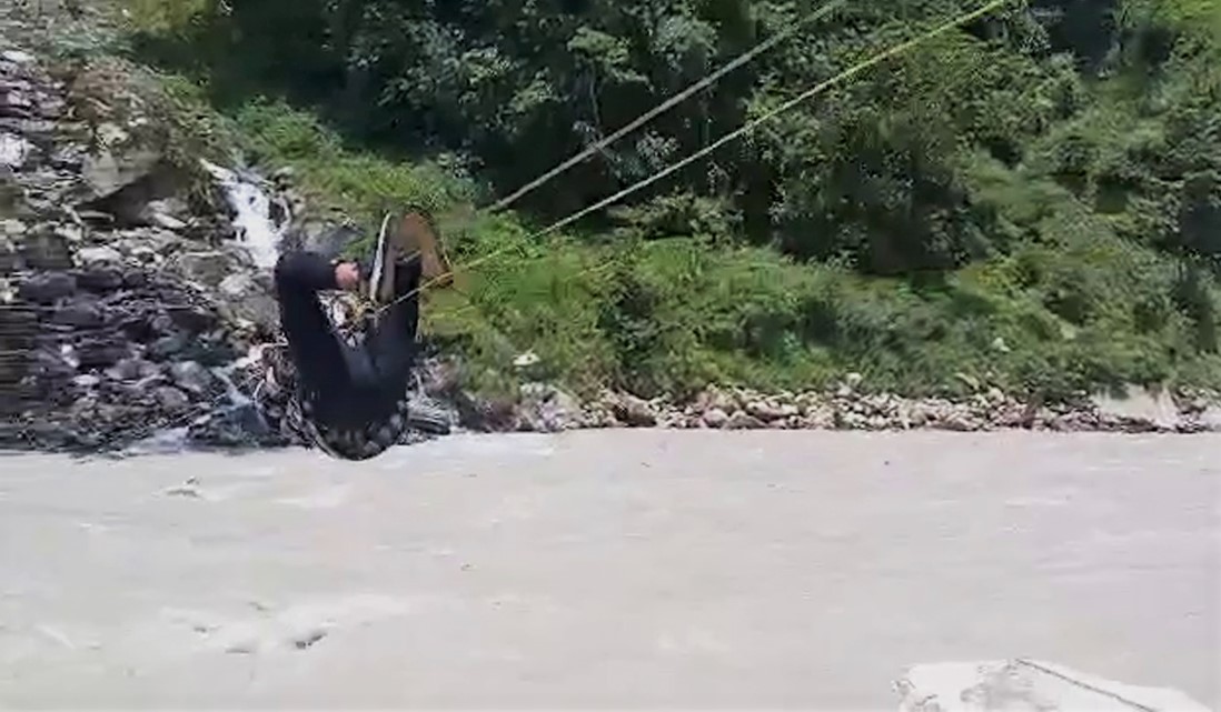 तुइनमा झुन्डिँदै फेरि व्याँसवासी