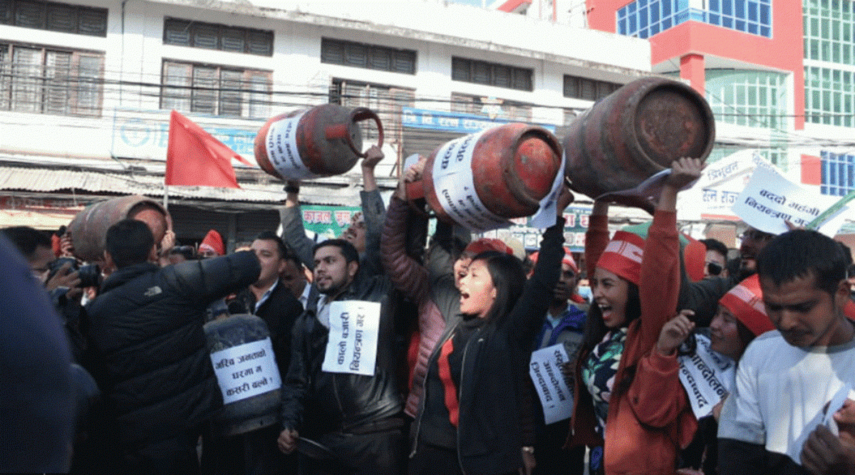 सत्तारुढ विद्यार्थी संगठनद्धारा खाली ग्यासका सिलिन्डर बोकेर मूल्यवृद्धिको विरोध