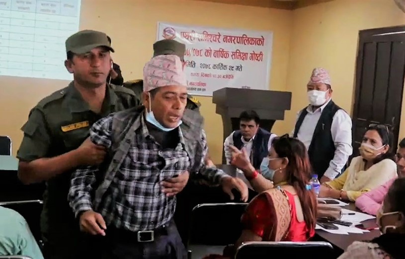 हिसाब खोज्दा पालिकाको बैठक कक्षबाट निकालिए वडा अध्यक्ष