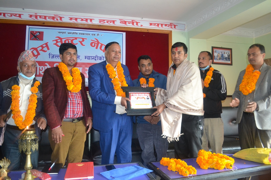 पत्रकार खत्री सम्मानित
