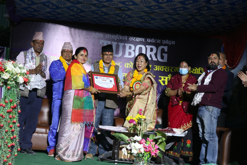 होटल यतिको लोक सांस्कृतिक साँझमा विभिन्न व्यक्तिहरु सम्मानित (फोटोफिचर)