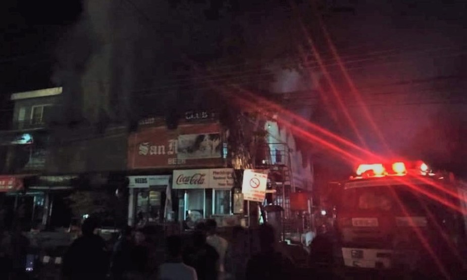 फेवाताल किनारमा आगलागी हुँदा पाँच रेष्टुरेण्ट जलेर नष्ट