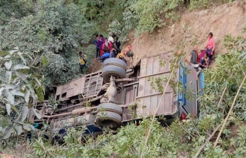 अछाममा बस दुर्घटना : २ जनाको मृत्यु, ३५ घाइते