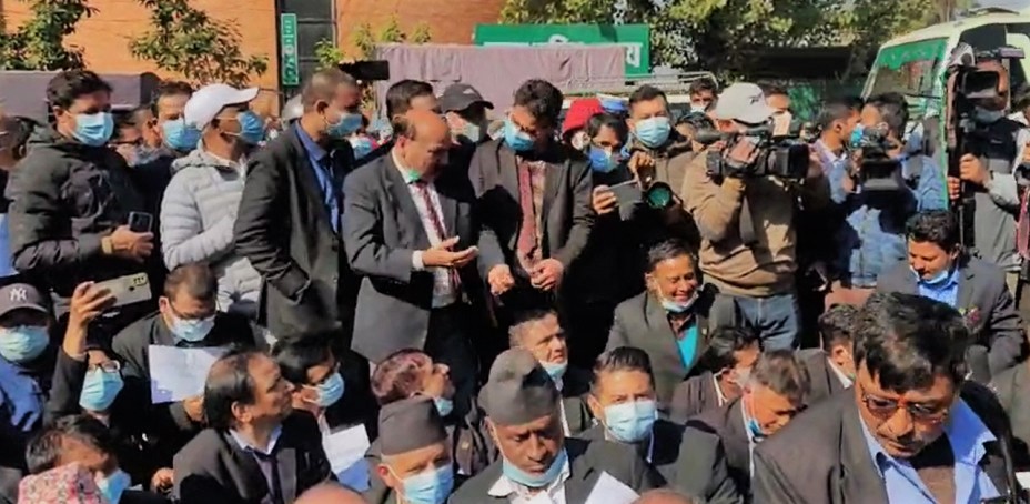 सर्वोच्चको मूल गेट अगाडि वकिलहरूको धर्ना