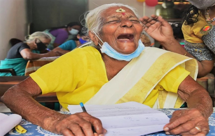 पढाइलाई उमेरले छेकेन, १०४ वर्षीया बृद्धाले ल्याइन् उत्कृष्ट नम्बर