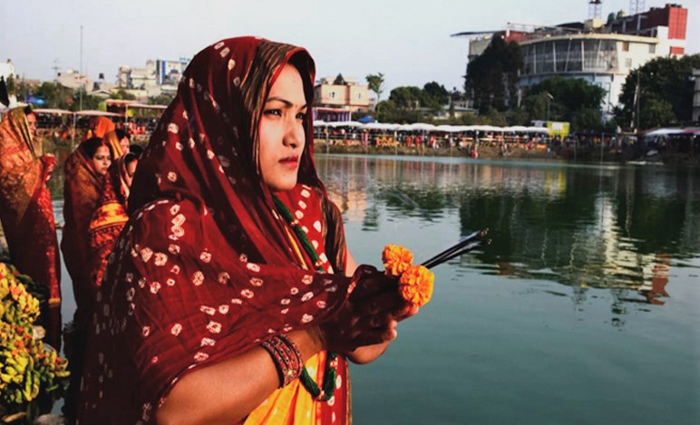 छठः आज अस्ताउँदो सूर्य र भोलि उदाउँदो सूर्यलाई अर्घ दिइँदै