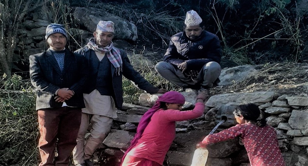 २० वर्षपछि सुकेको मुहानबाट पानी निस्कदा स्थानीय खुसी