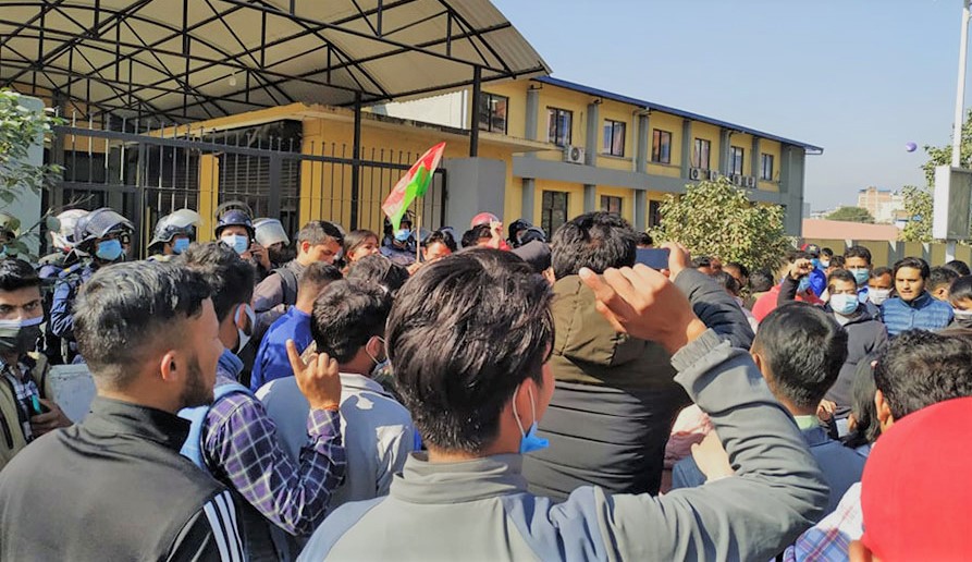 संयुक्त विद्यार्थी संगठनद्वारा आयल निगमको केन्द्रीय कार्यालयमा धर्ना