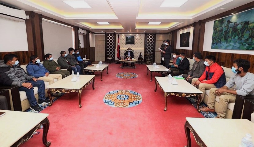 संयुक्त विद्यार्थी संगठनले प्रधानमन्त्रीलाई बुझायो ज्ञापनपत्र