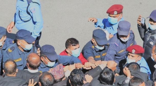 अदालत परिसरमा वकिल–प्रहरी झडप, बार महासचिव घाइते