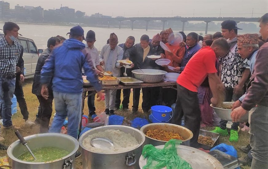 नारायणी नदी किनारमा एमाले कार्यकर्ताको मेस