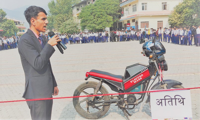 कक्षा १२ का विद्यार्थीले बनाए विद्युतीय मोटरसाइकल