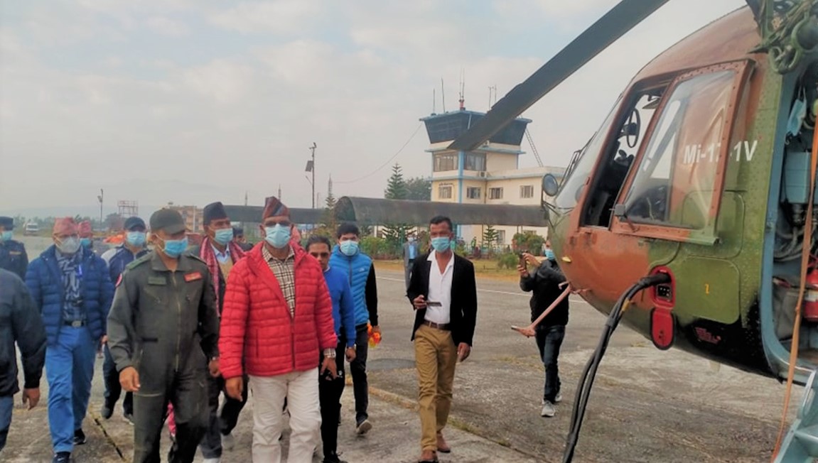 आगलागी पीडितका लागि राहत बोकेर कर्णालीका मुख्यमन्त्री मुगुमा