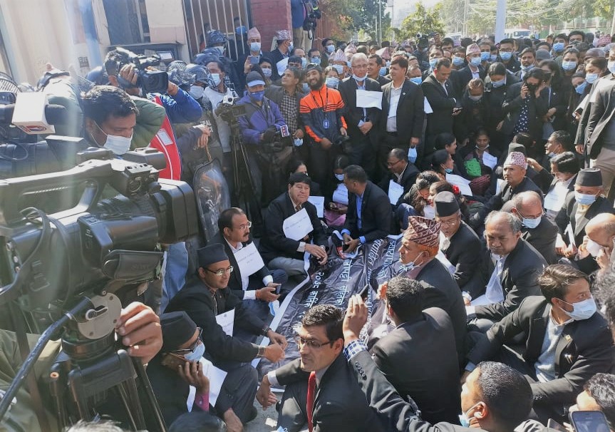 सर्वोच्चको मूल गेटमा धर्ना, तर वैकल्पिक गेटबाट छिरे प्रधानन्यायाधीश