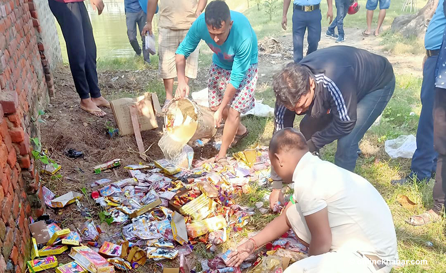 पर्सामा प्रहरीद्धारा डेढ लाखको पटाका नष्ट