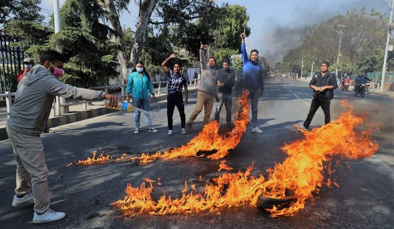 राजधानीको सुन्धारामा विप्लवका कार्यकर्ताद्वारा टायर बालेर प्रदर्शन