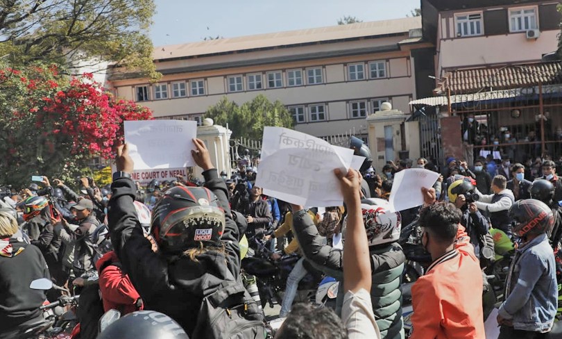 सर्वोच्च परिसर बाहिर प्रधानन्यायाधीश जबरा समर्थकको प्रदर्शन