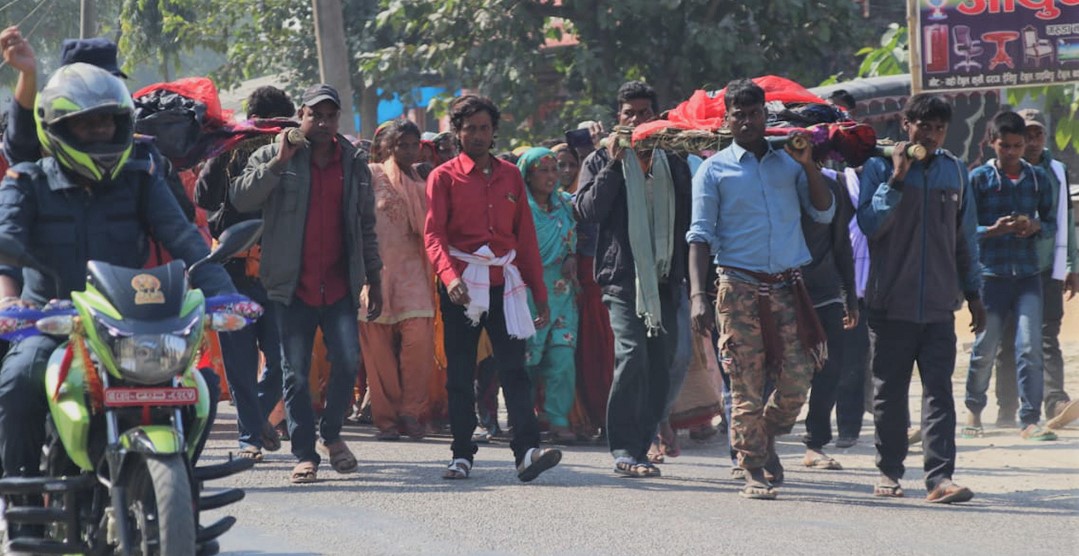 रौतहटको गरुडामा दुई बालकको शव राखेर प्रदर्शन