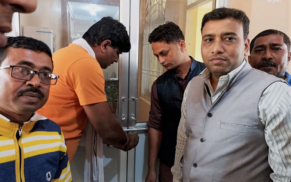 जनकपुरका मेयरको कार्यकक्षमा वडाध्यक्षले लगाए ताला