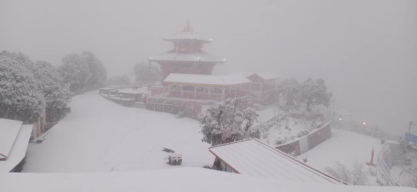 चन्द्रागिरिमा हिउँ पर्‍यो (तस्बिरहरु)
