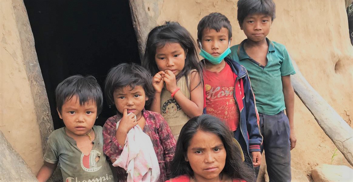 काम्दै र भोकभोकै विद्यालय जान्छन् चेपाङ बालबालिका