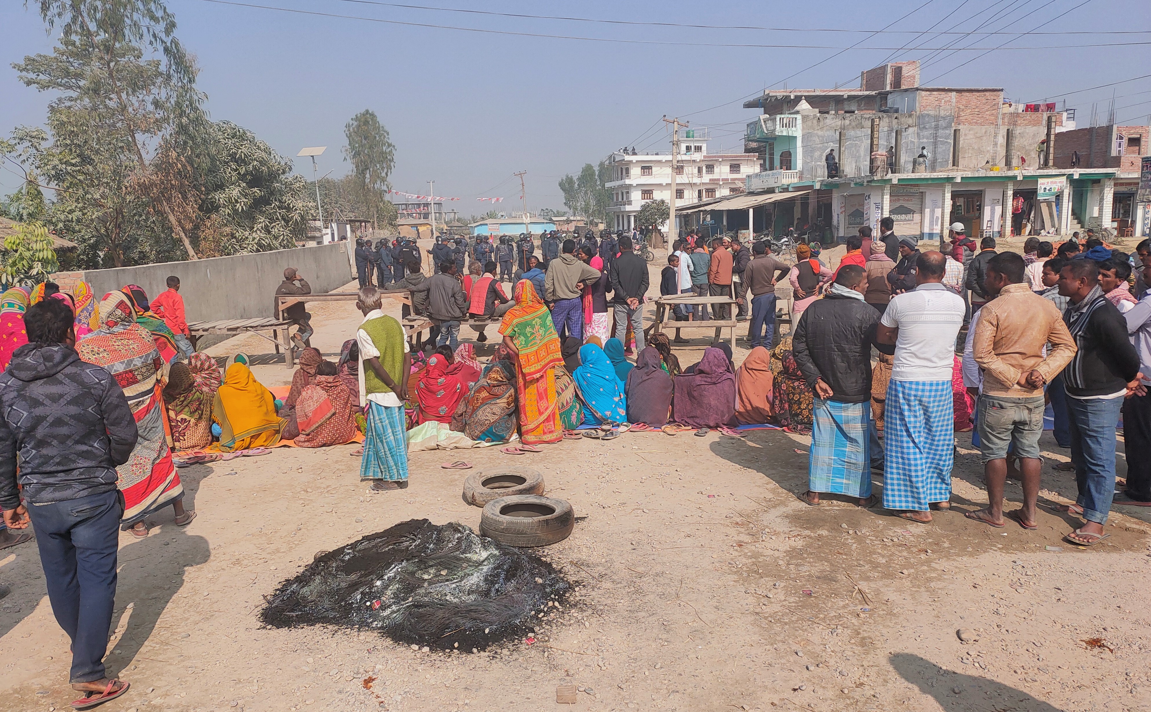 प्रहरी कार्यालयमा ढुङ्गामुढा, प्रदर्शनकारीमाथि ३ सेल अश्रुग्यास प्रहार