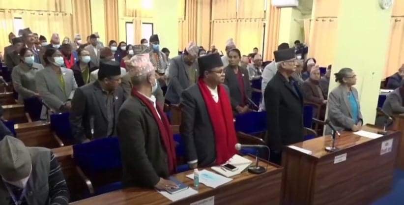 मन्त्रालय बढाएको र योजना कटौती गरेको भन्दै एमालेद्वारा बागमती प्रदेशसभा अवरोध
