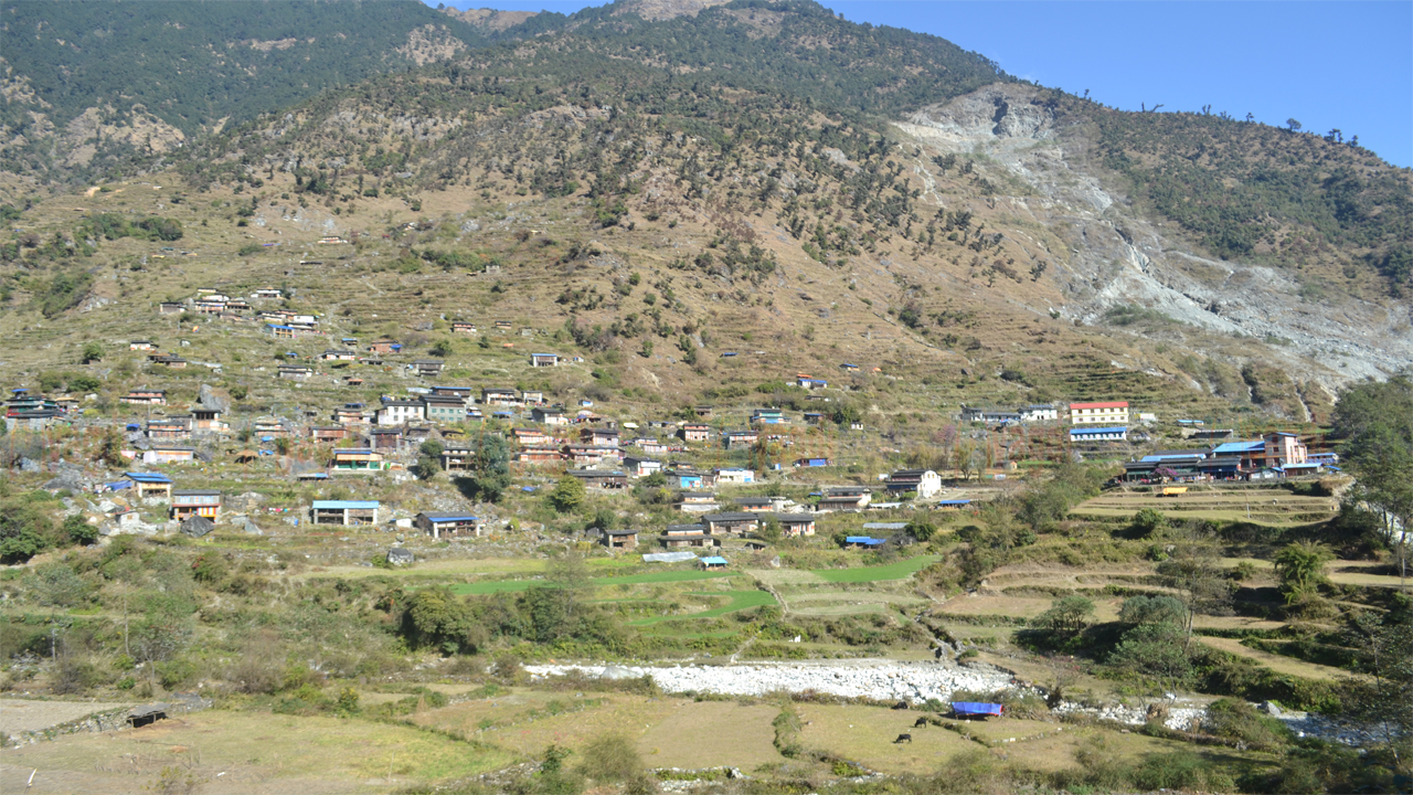 लमसुङमा सात घर सहित स्वास्थ्य चौकी र विद्यालय पहिरोको उच्च जोखिममा (तस्बिरहरु)