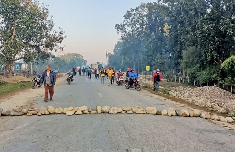 कञ्चनपुरमा कारको ठक्करबाट पैदल यात्रीको मृत्यु, राजमार्ग अवरुद्ध