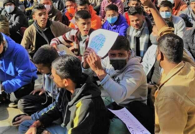 बाथरूममा बेहोस भएका काठमाडौं मोडल कलेजका विद्यार्थीको मृत्यु , साथीहरुद्धारा प्रदर्शन