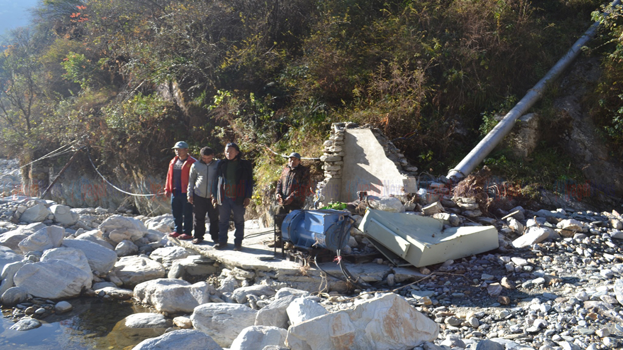 बाढीले बगाएको दरखोला दोस्रो लघुजलविद्युत परियोजना पुनर्निर्माण नहुँदा लामो समयदेखि लुलाङ्ग अन्धकारमा(तस्बिरहरु)
