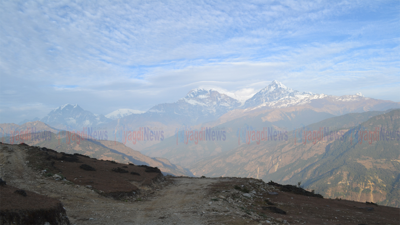 रुइसेमा रमाउँदै आन्तरिक पर्यटक (फोटो फिचर)