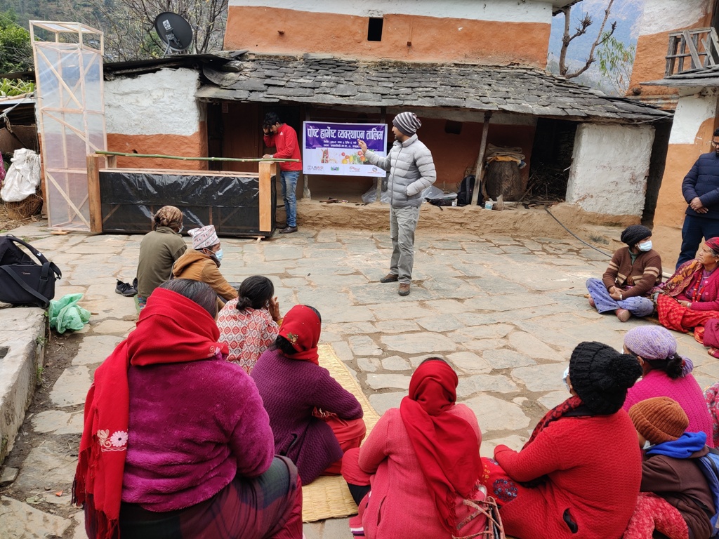 ताकममा पोष्ट हार्भेष्ट व्यवस्थापनसम्बन्धी तालिम, स्थानीय कृषकले तरकारीको सुकुटी बनाउने (फोटाे फिचर)