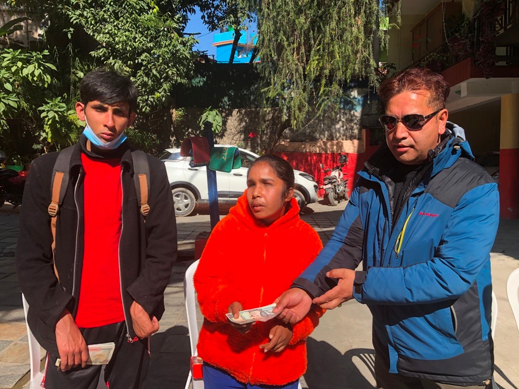 जन्मदिनमा चार विपन्न विद्यार्थीलाई सहयोग