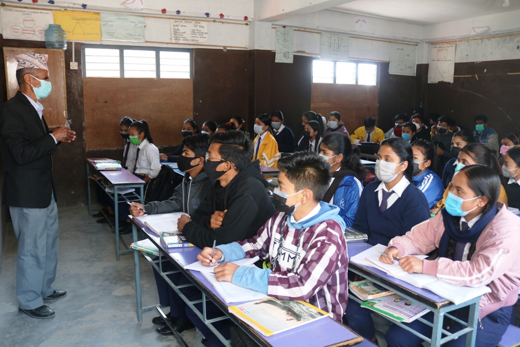 म्याग्दीमा किशोरीलाई आइरन चक्की खुवाउन सुरु