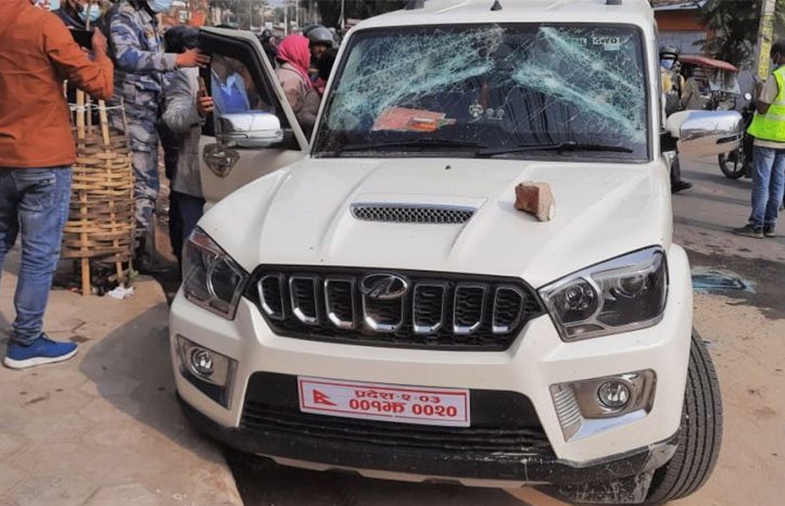 जनकपुरमा सरकारी गाडी तोडफोड, मेयर घाइते