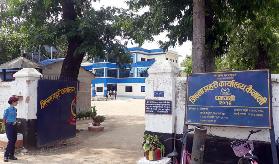 मोबाइल चोर्ने प्रहरी हवल्दार र जवान पक्राउ