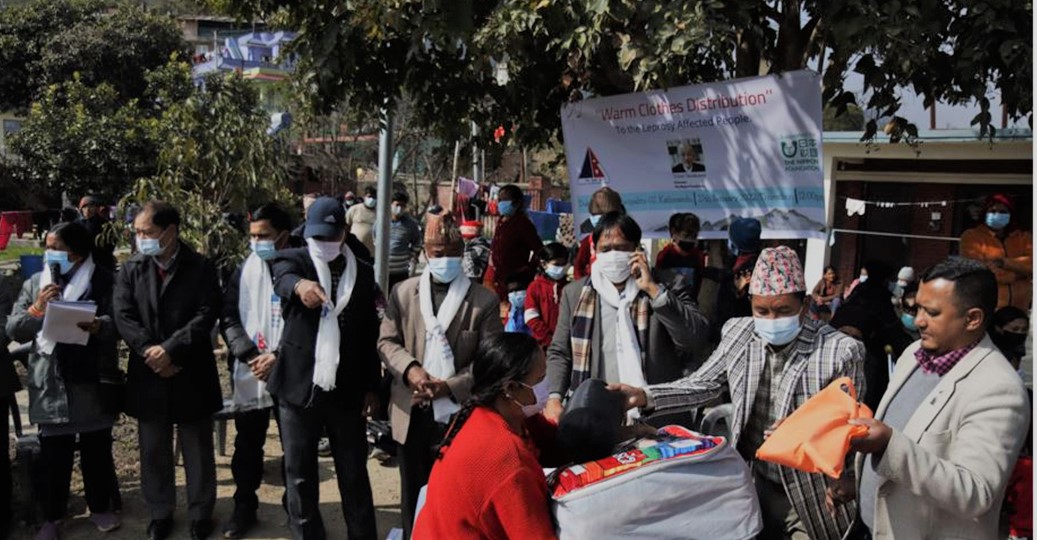 नेपाल पर्वतारोहण सङ्घद्धारा कुष्ठरोगीलाई न्यानो कपडा र स्वास्थ्य सामग्री वितरण