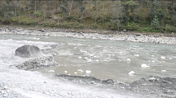बगुवाखोलामा म्याग्दी नदी दोहन : मापदण्ड मिचेर उत्खनन् भएको जिल्ला अनुगमन समितिको ठहर