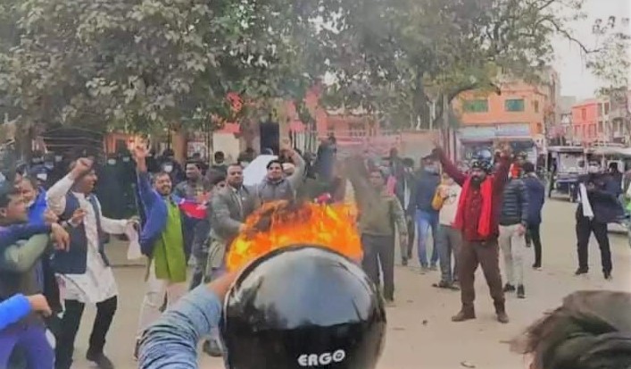 युवा संघ धनुषाद्वारा जनकपुरमा प्रधानमन्त्रीको पुत्ला दहन
