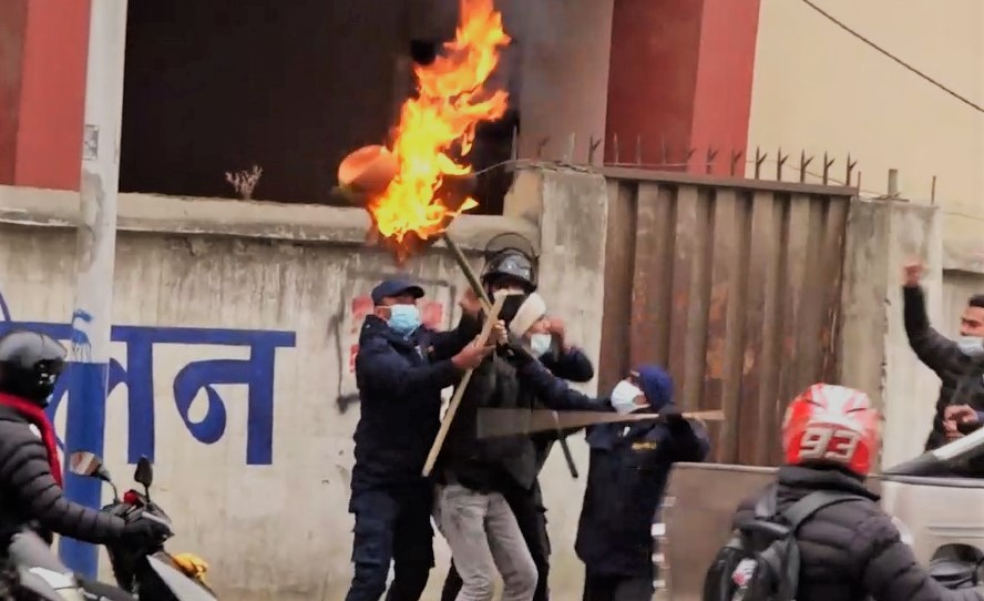 पेट्रोलियम पदार्थको मूल्यवृद्धिको विरोधमा प्रधानमन्त्रीको पुत्ला दहन