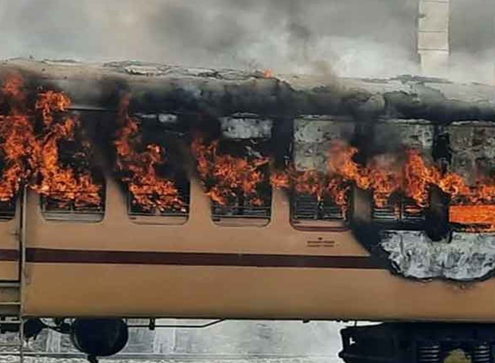 रेलवेको परीक्षामा धाँधली भएको भन्दै रेलमा आगो लगाइयो