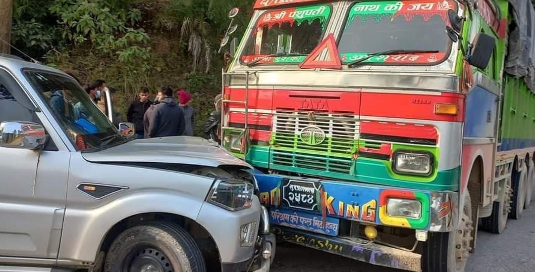 भोट हाल्न हिडेका सांसद चौधरी दुर्घटनामा परी घाइते