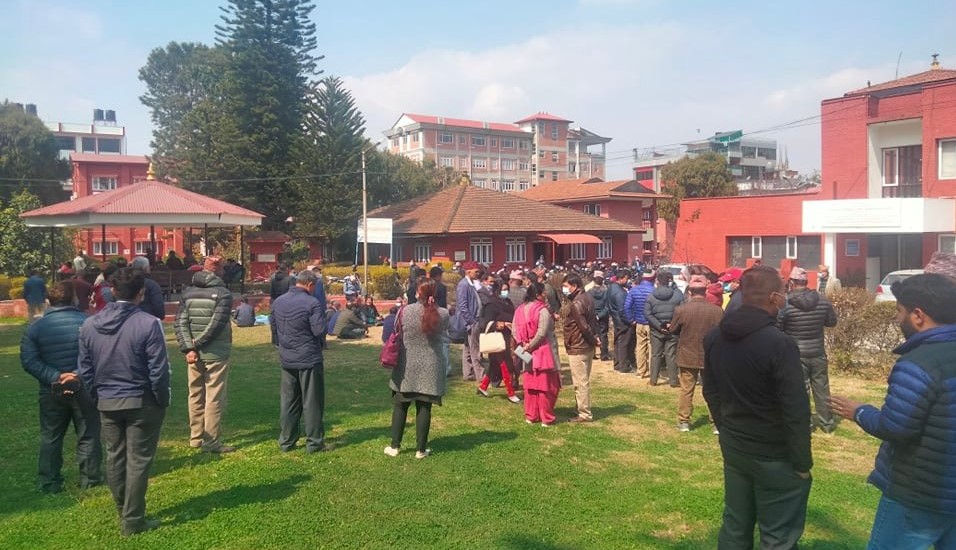ब्याजदर वृद्धिको माग राख्दै सहकारीकर्मीद्वारा विभाग घेराउ